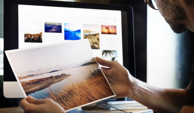 imagen de un hombre analizando fotos