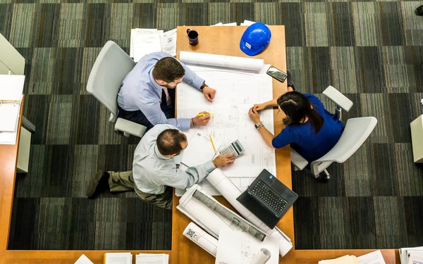 grupo de trabajo planificando una estrategia de publicidad y marketing digital