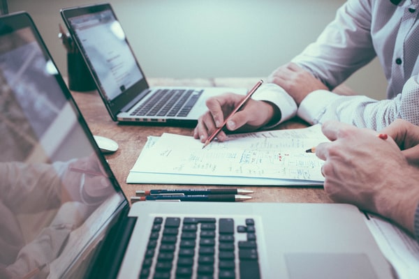 imagen de dos notebook y un papél para el plan de marketing digital